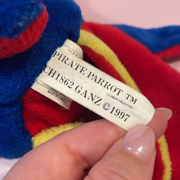 Vintage 1997 Ganz Pirate Parrot CH1862 Red, Blue and Yellow Good Used Condition - Picture 7 of 8